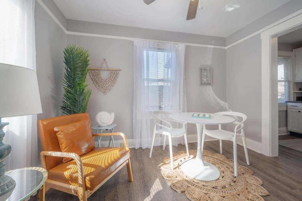 Serene Beachy Bungalow With Large Screened Porch! Tampa Exterior photo