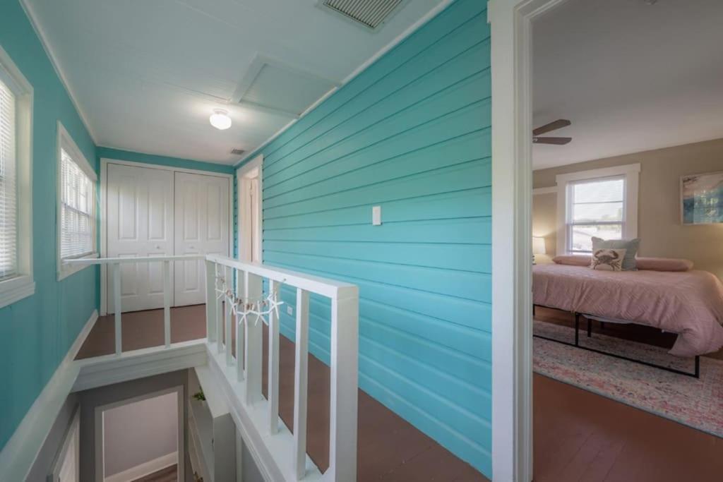 Serene Beachy Bungalow With Large Screened Porch! Tampa Exterior photo