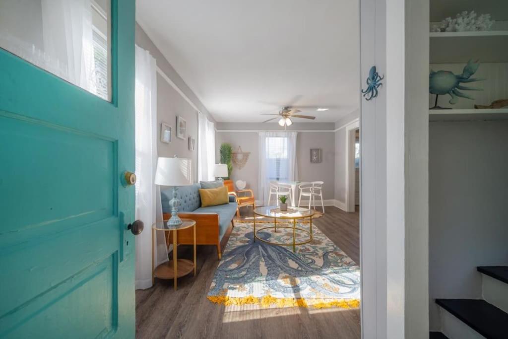 Serene Beachy Bungalow With Large Screened Porch! Tampa Exterior photo